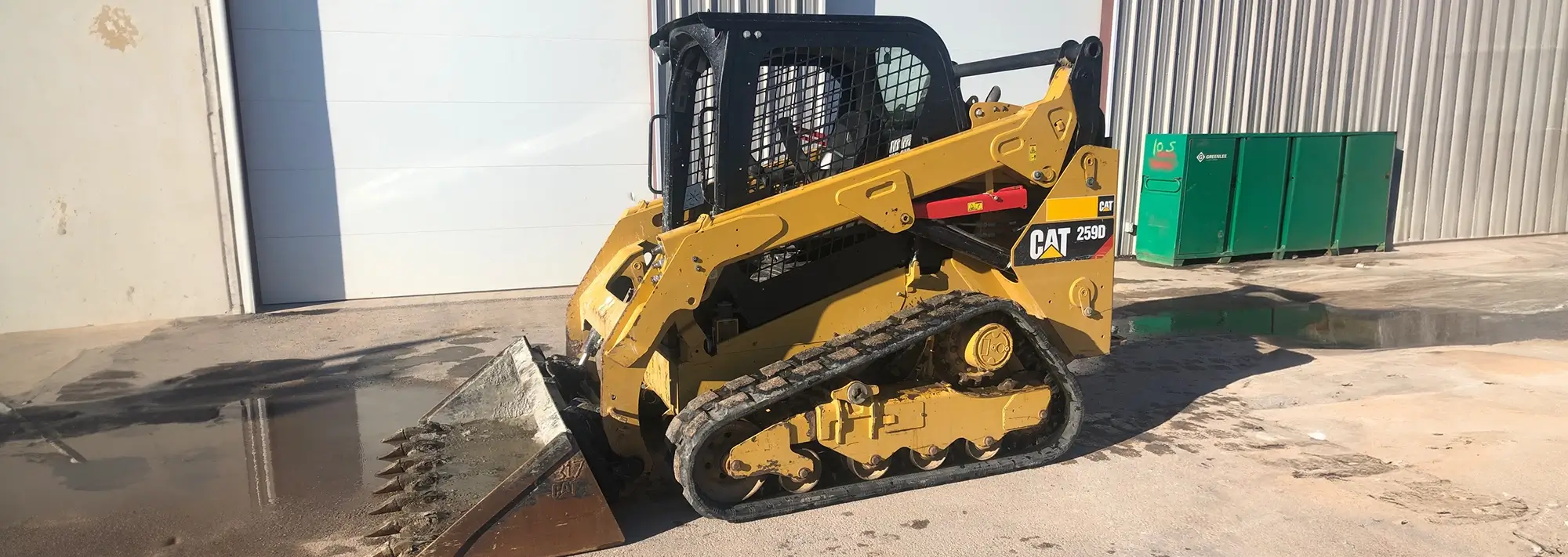 CAT 259D skid steer with bucket attachment